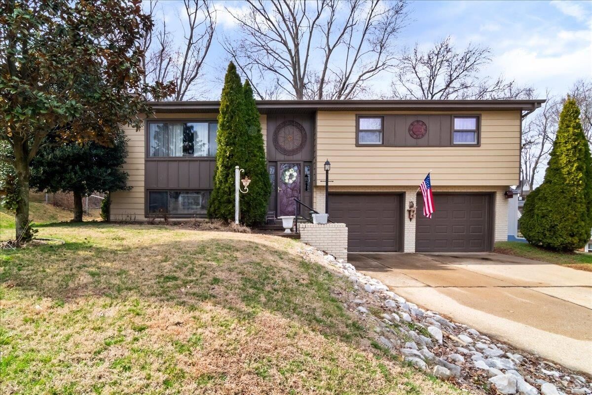 Property Photo:  1004 Village Court  IN 42420 