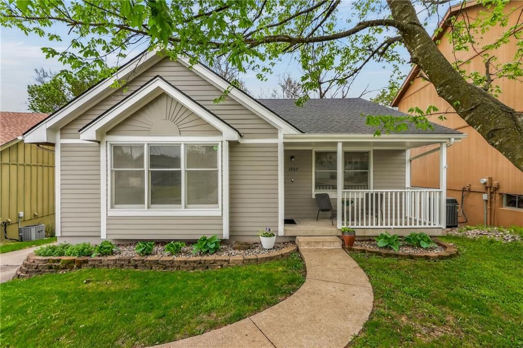 Property Photo: 1907 NW 62nd Terrace MO 64151