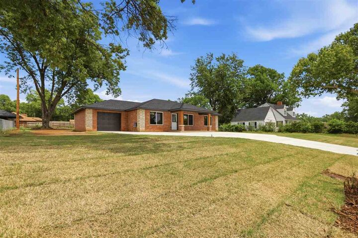 Property Photo:  1905 E Hartford  OK 74604 