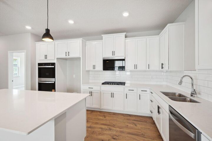 Property Photo:  895 Laurel Court  MN 55318 