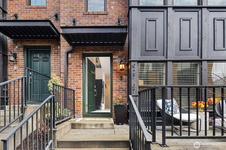 Property Photo: 927 W McGraw Street 37 WA 98119