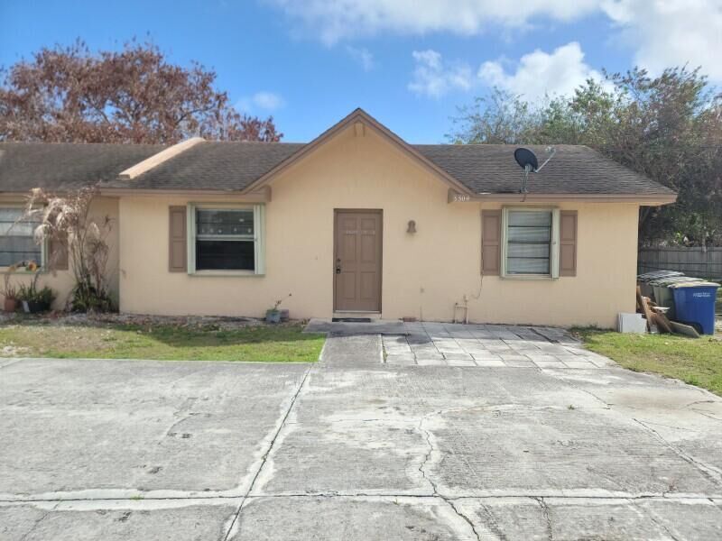 Property Photo: 3304 Oleander Avenue FL 34982