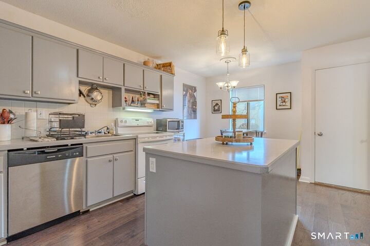 Property Photo:  8 Webster Court 8  CT 06111 