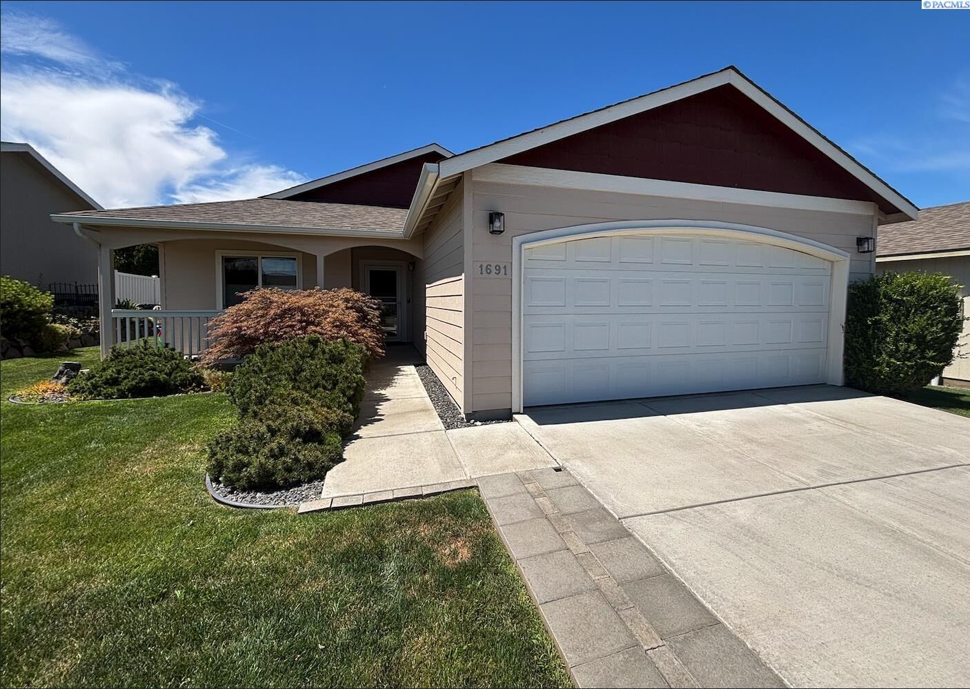 Property Photo: 1691 Cactus Loop WA 99352