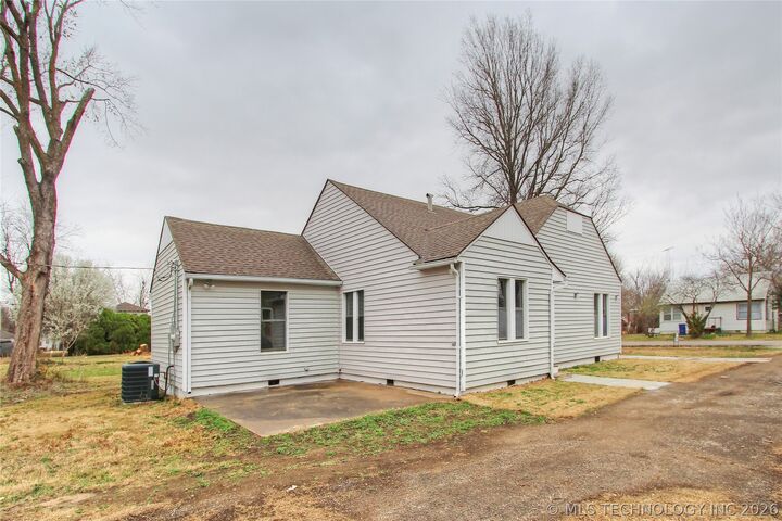 Property Photo:  616 S Maple Street  OK 74048 