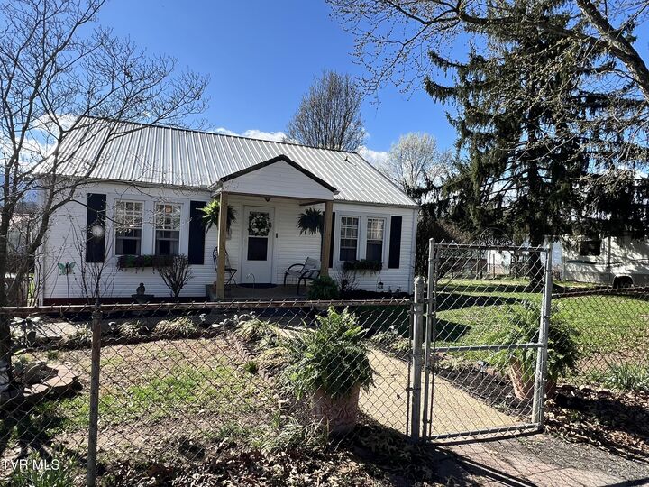 Property Photo:  424 Bay Street  TN 37645 