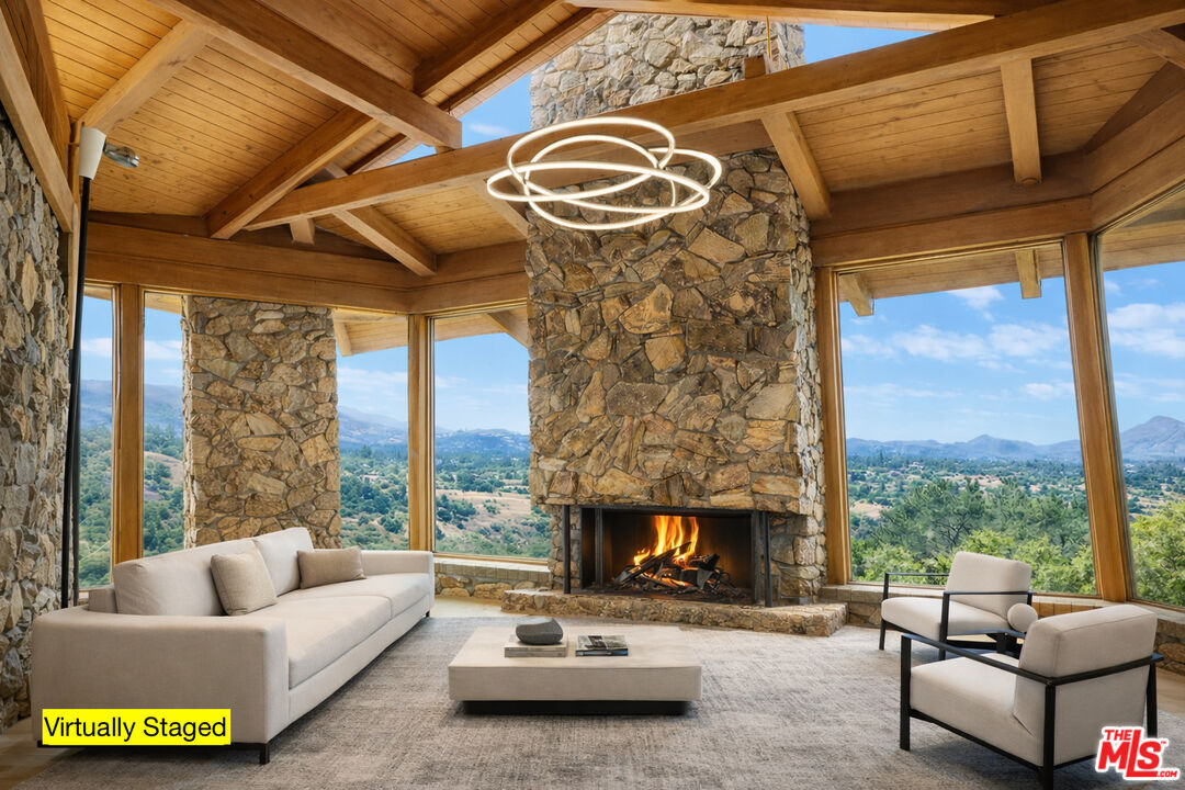 Property Photo:  1926 Calle Yucca  CA 91360 