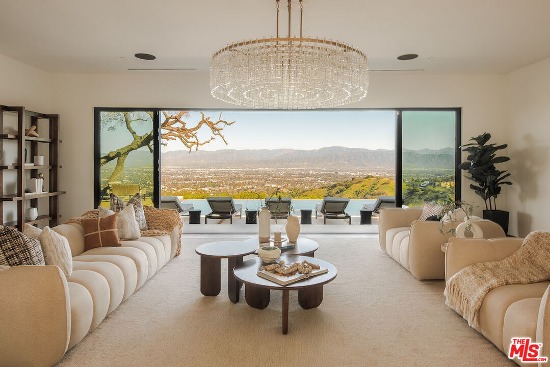 Property Photo:  13331 Mulholland Dr  CA 90210 