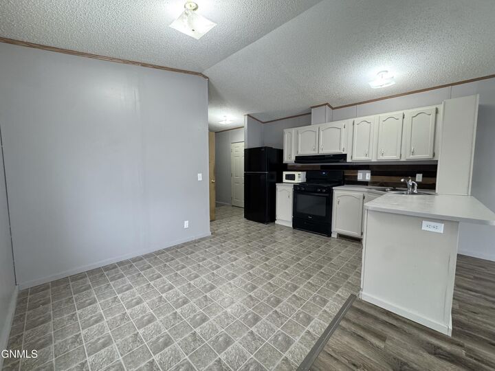 Property Photo:  4117 Arlington Drive  ND 58503 