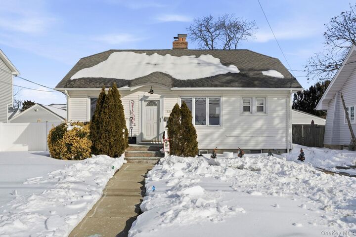 Property Photo:  59 Homecrest Court  NY 11572 