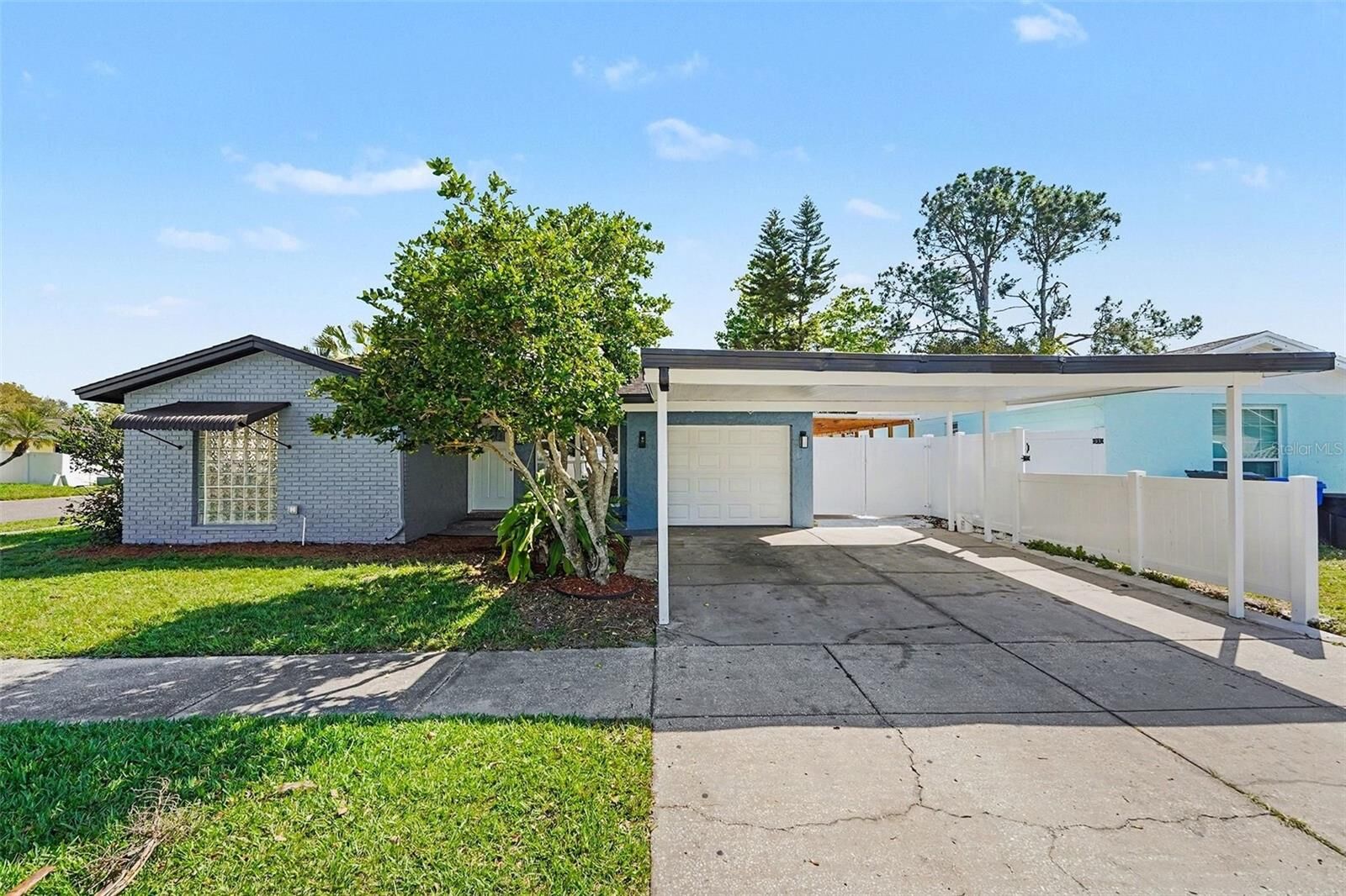 Property Photo:  8907 Leeward Drive  FL 33634 