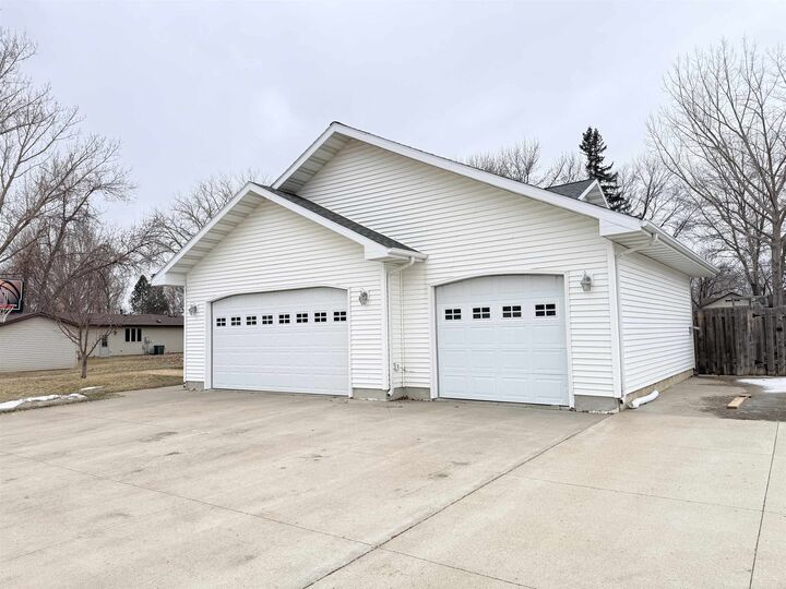 Property Photo: 416 22nd St SW ND 58701