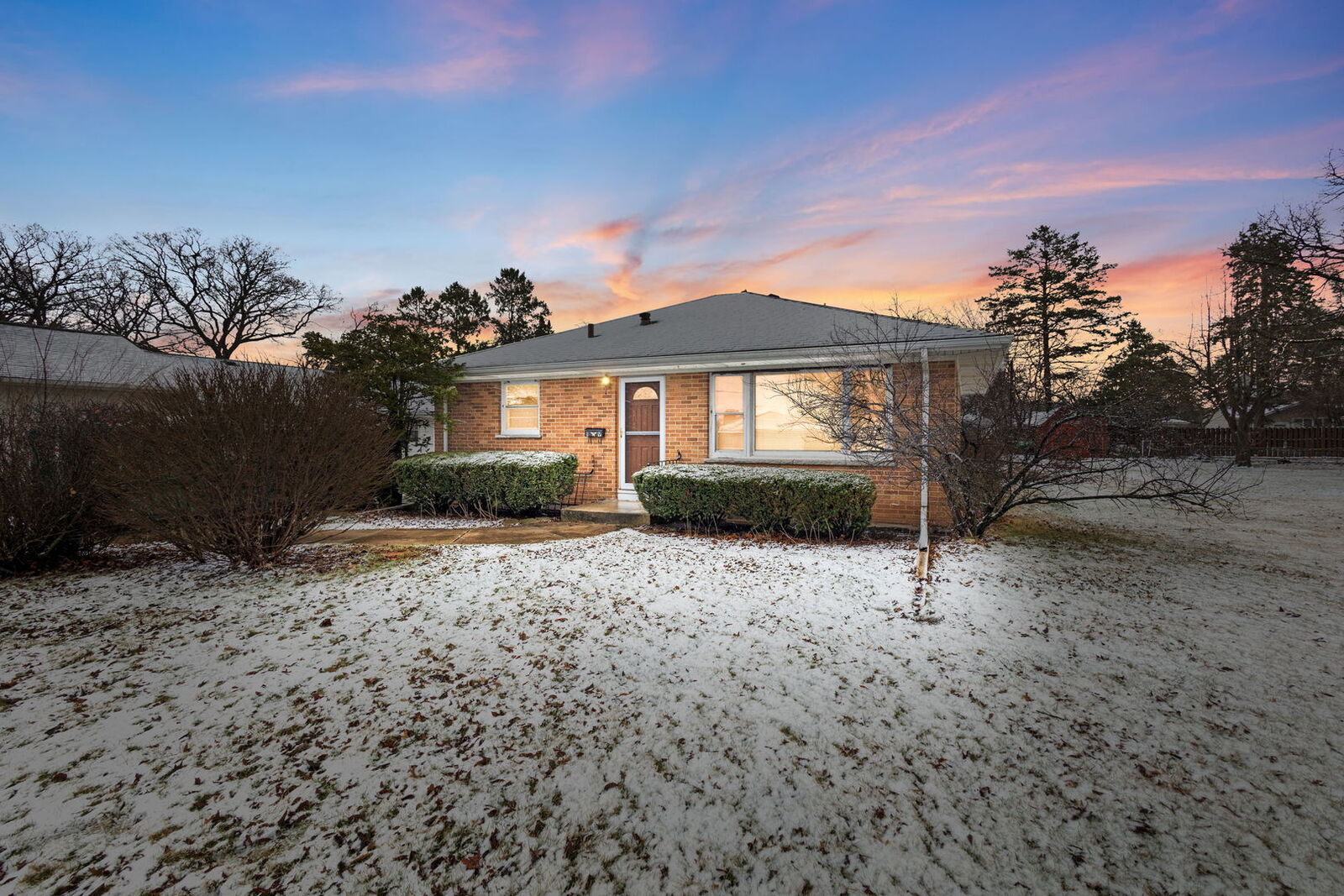 Property Photo:  19 N East Avenue  IL 60177 