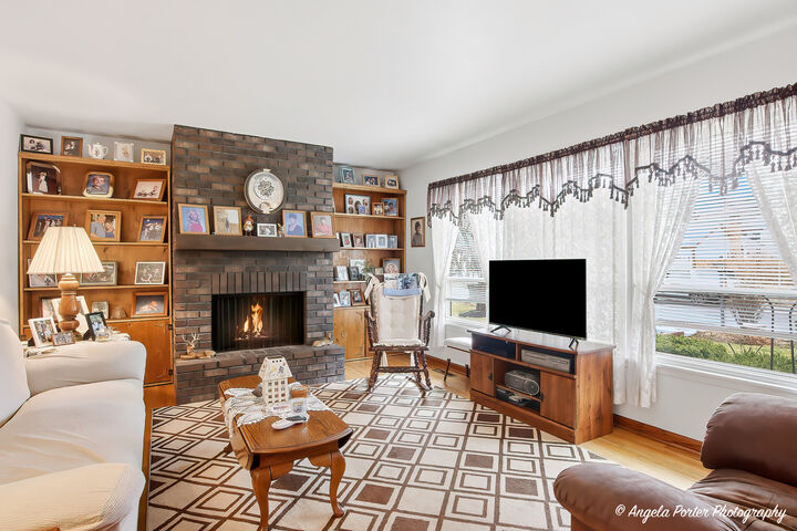 Property Photo:  908 French Drive  IL 60060 