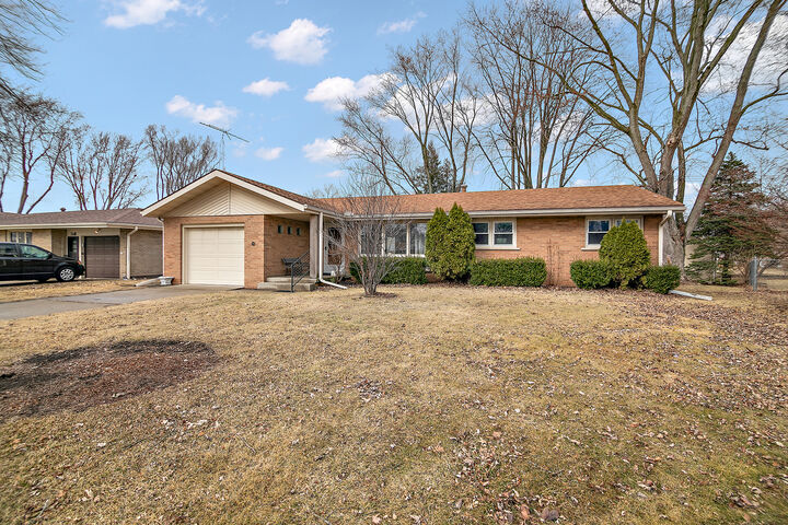 Property Photo:  750 Bishop Court  IL 60915 