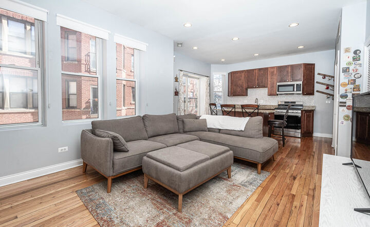 Property Photo:  3710 W Wrightwood Avenue 2E  IL 60647 