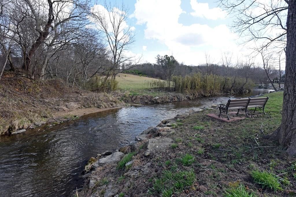 Property Photo:  221 Golden Nugget  GA 30512 