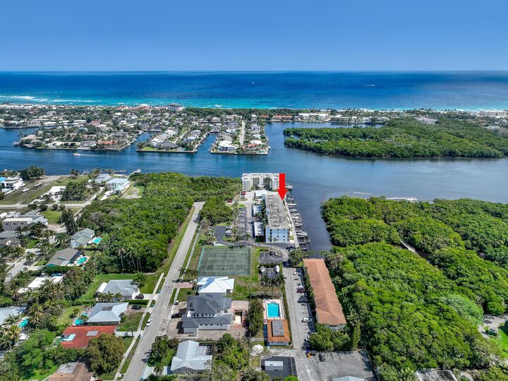 Property Photo:  689 NE 6th Court 4020  FL 33435 