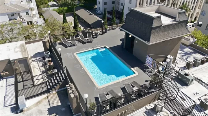 Property Photo:  585 N Rossmore 209  CA 90004 