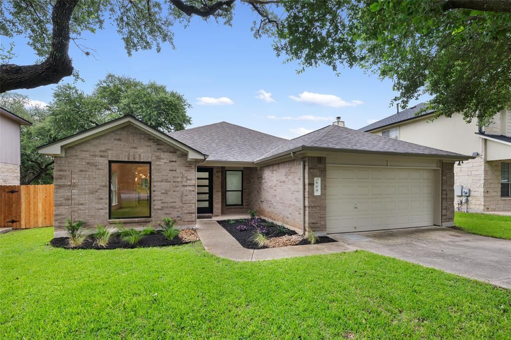 Property Photo: 608 Haleys Cove TX 78641