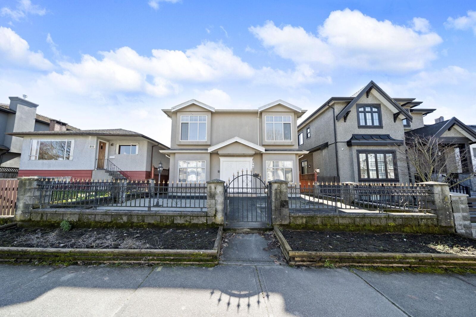 Property Photo:  266 E 55th Avenue  BC V5X 1M9 