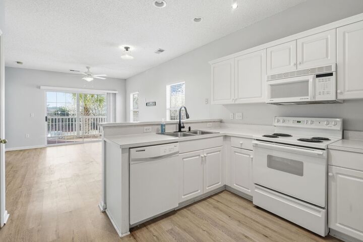 Property Photo:  2020 Cross Gate Blvd 201  SC 29575 