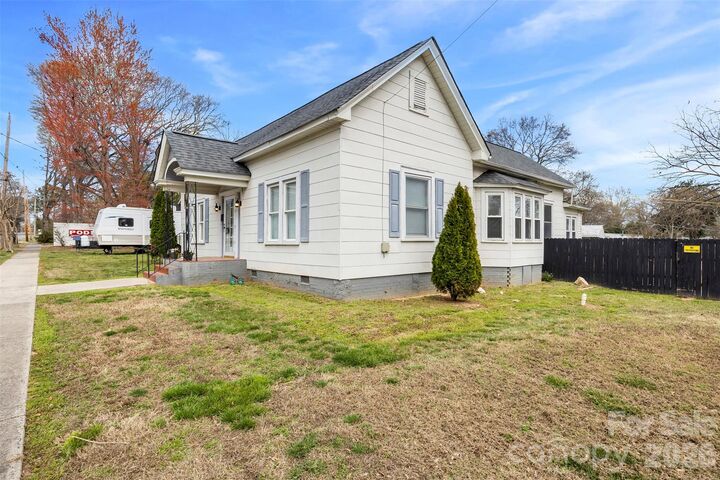 Property Photo:  302 S Maple Street  NC 28034 