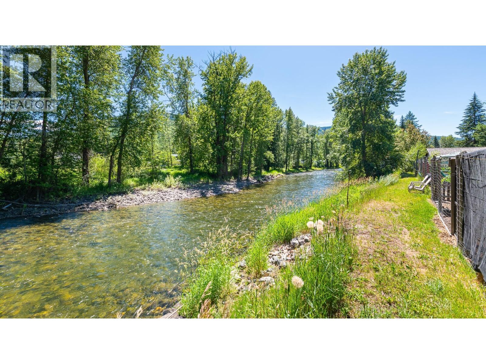 Photo de la propriété:  9005 3 & 95 Highway  BC V0B 2P0 
