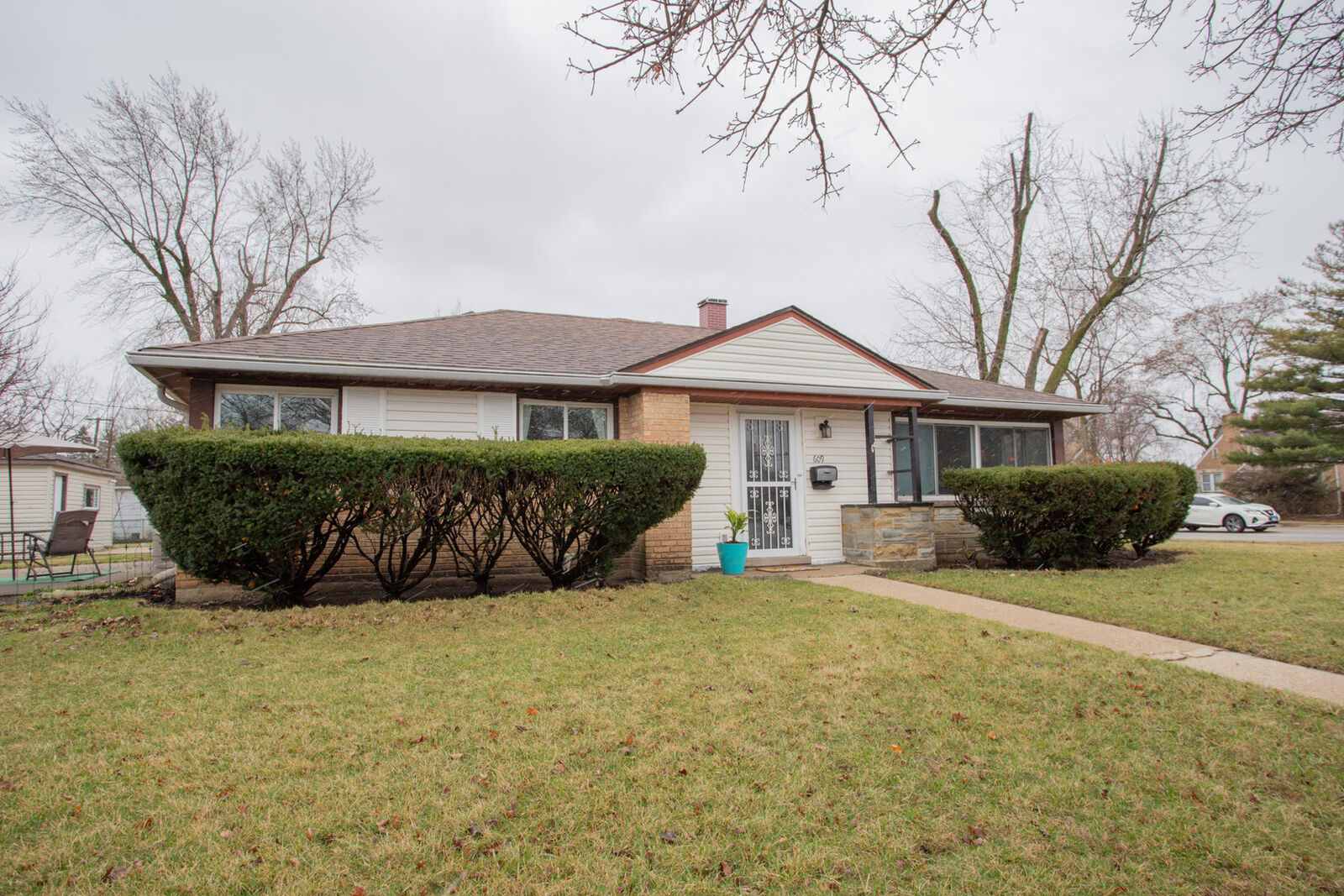 Property Photo:  609 E Thacker Street  IL 60016 