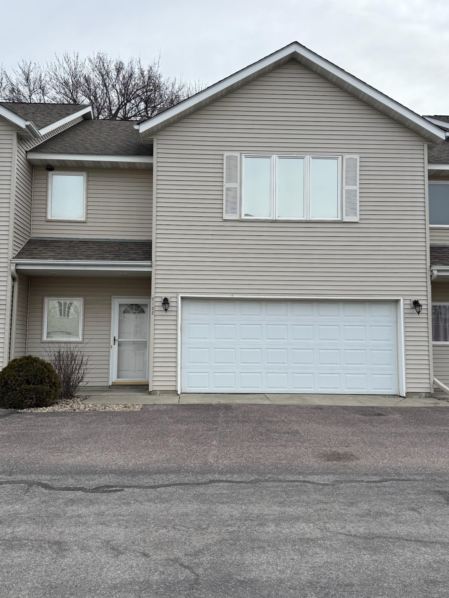 Property Photo: 2122 Willow Trail MN 56003