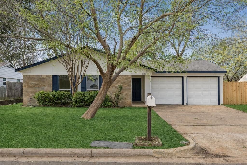Property Photo: 5406 Vermillion Trail TX 76017