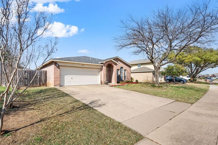 Property Photo:  400 Candlestick Trail  TX 76179 