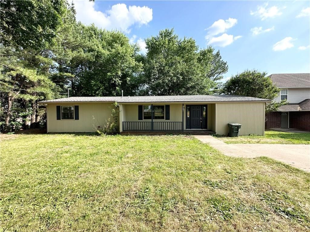 Property Photo:  2201 W Deane Street  AR 72703 