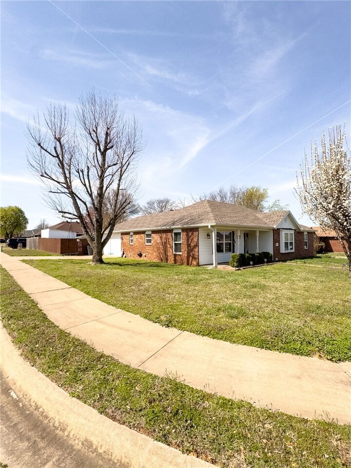 Property Photo:  1606 S 24th Place  AR 72758 