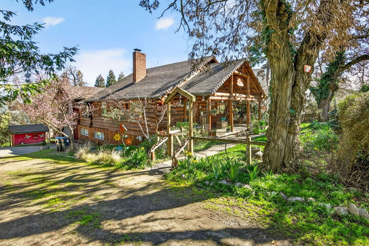 Property Photo: 645 E California Street OR 97530