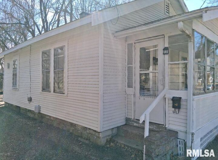 Property Photo:  316 E Melbourne Avenue  IL 61603 