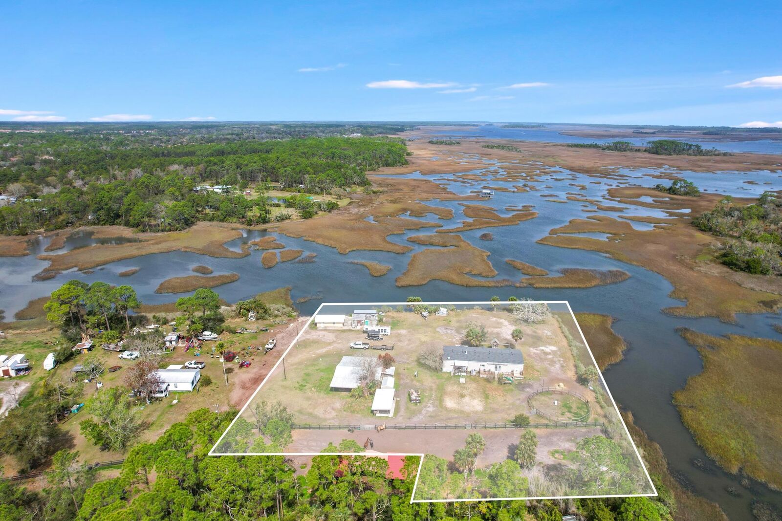 Property Photo: 490 Coopers Cove Rd FL 32095