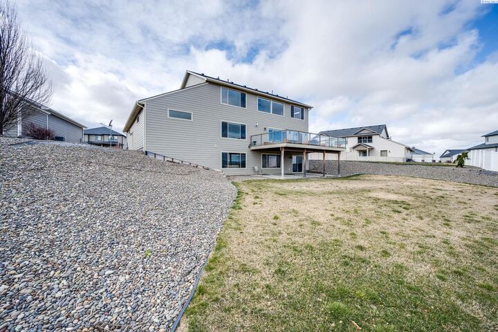 Property Photo:  810 SW Windy Point Court  WA 99163 