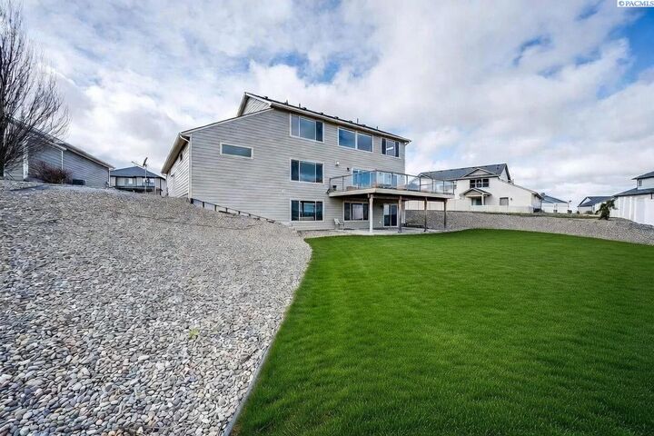 Property Photo: 810 SW Windy Point Court WA 99163