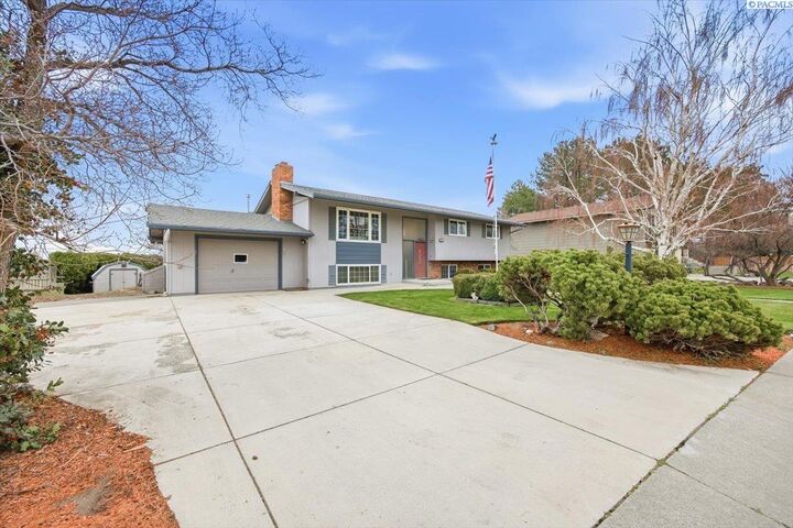 Property Photo:  2620 W Klamath Ave  WA 99336 