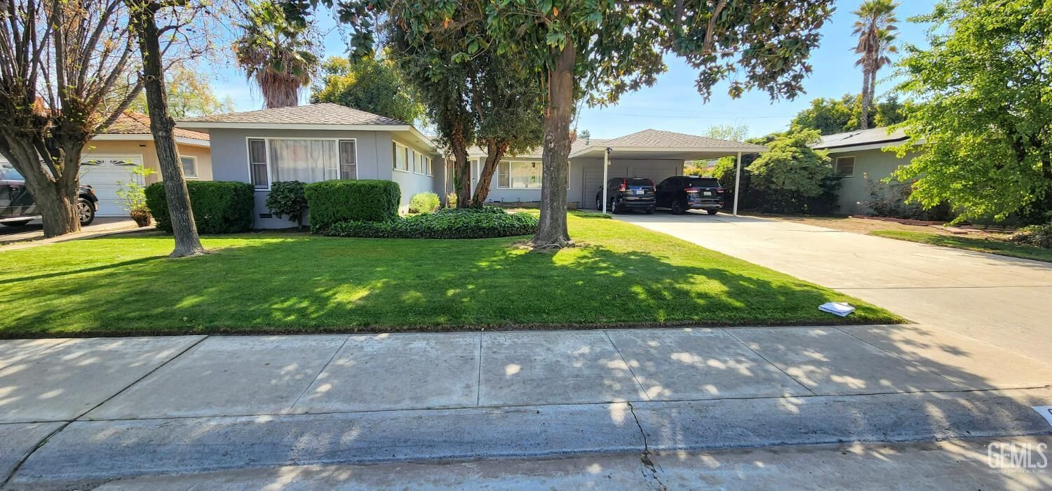 Property Photo:  681 W Belleview Avenue  CA 93257 