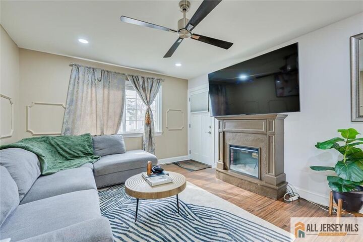 Property Photo:  4 Pleasant Place  NJ 08840 