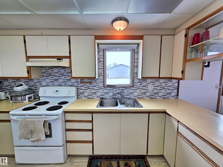 Property Photo: 3602-3605 Main Street AB T0A 2K0