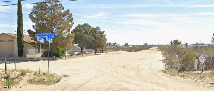 Property Photo: 17700 E Avenue T8 CA 93591