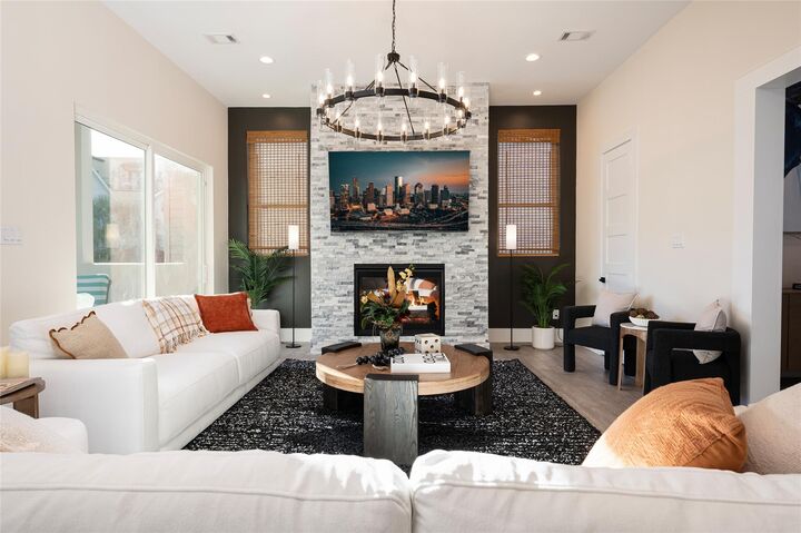 Property Photo: 911 Thompson Street TX 77007