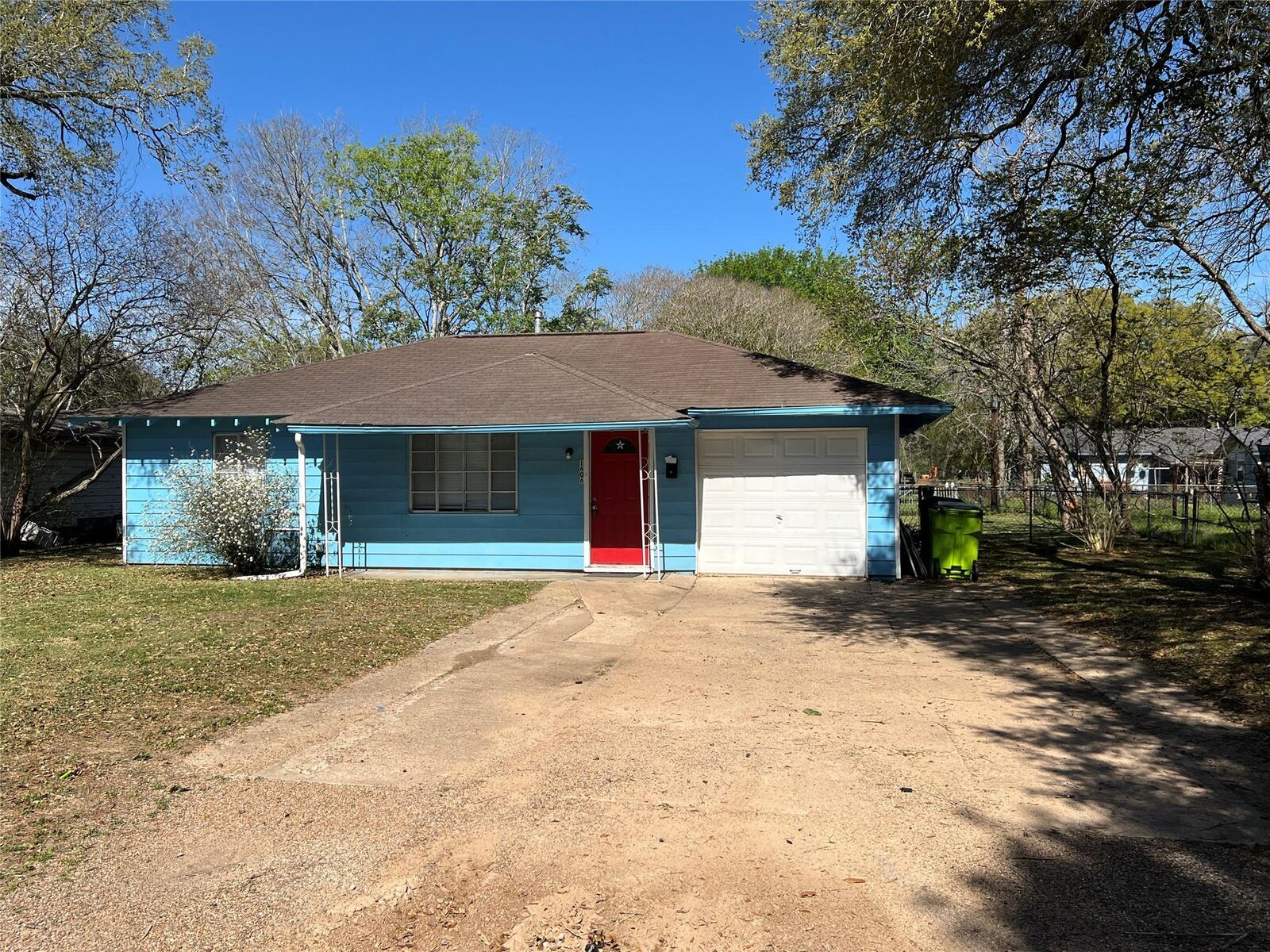 Property Photo: 1606 Klauke Street TX 77471