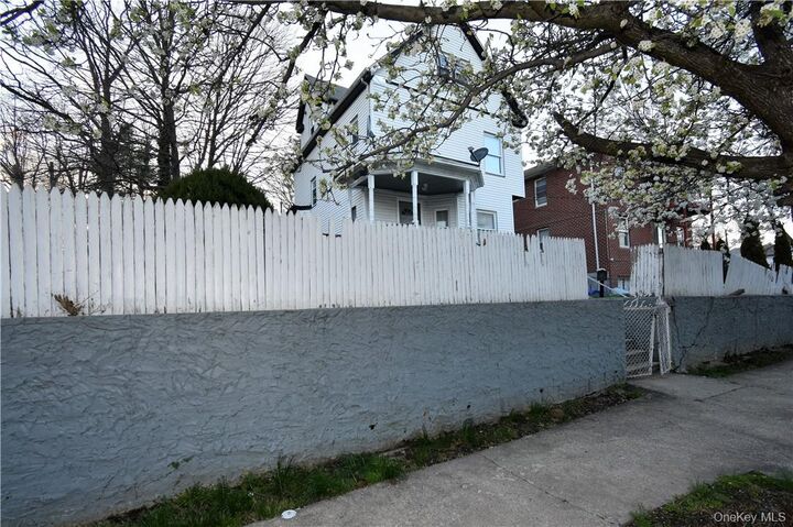 Property Photo:  10 Pratt Avenue  NY 10550 