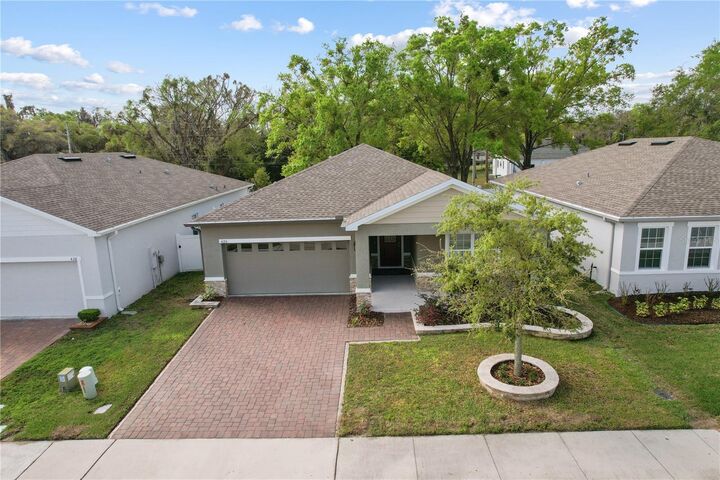 Property Photo: 420 Spring Pond Lane FL 32757