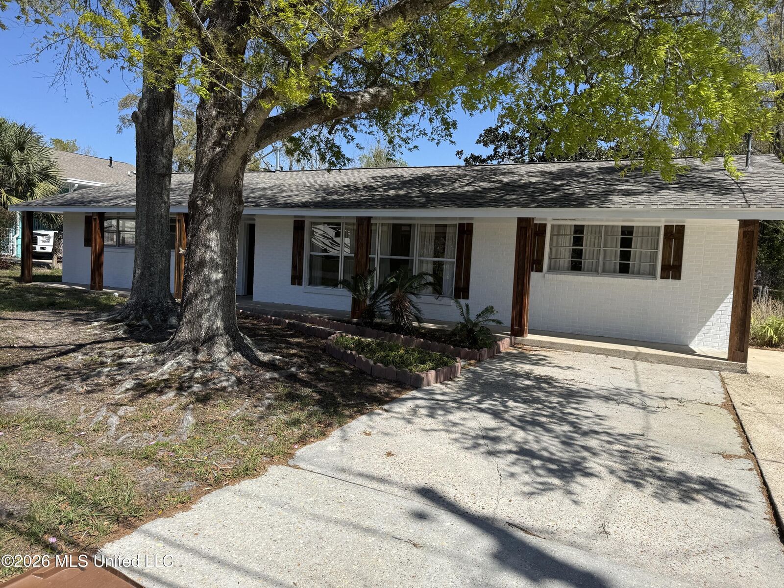 Property Photo:  121 S Island View Avenue  MS 39560 