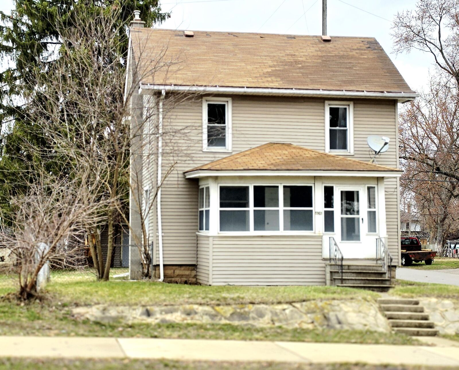 Property Photo:  406 E McDevitt Avenue  MI 49203 